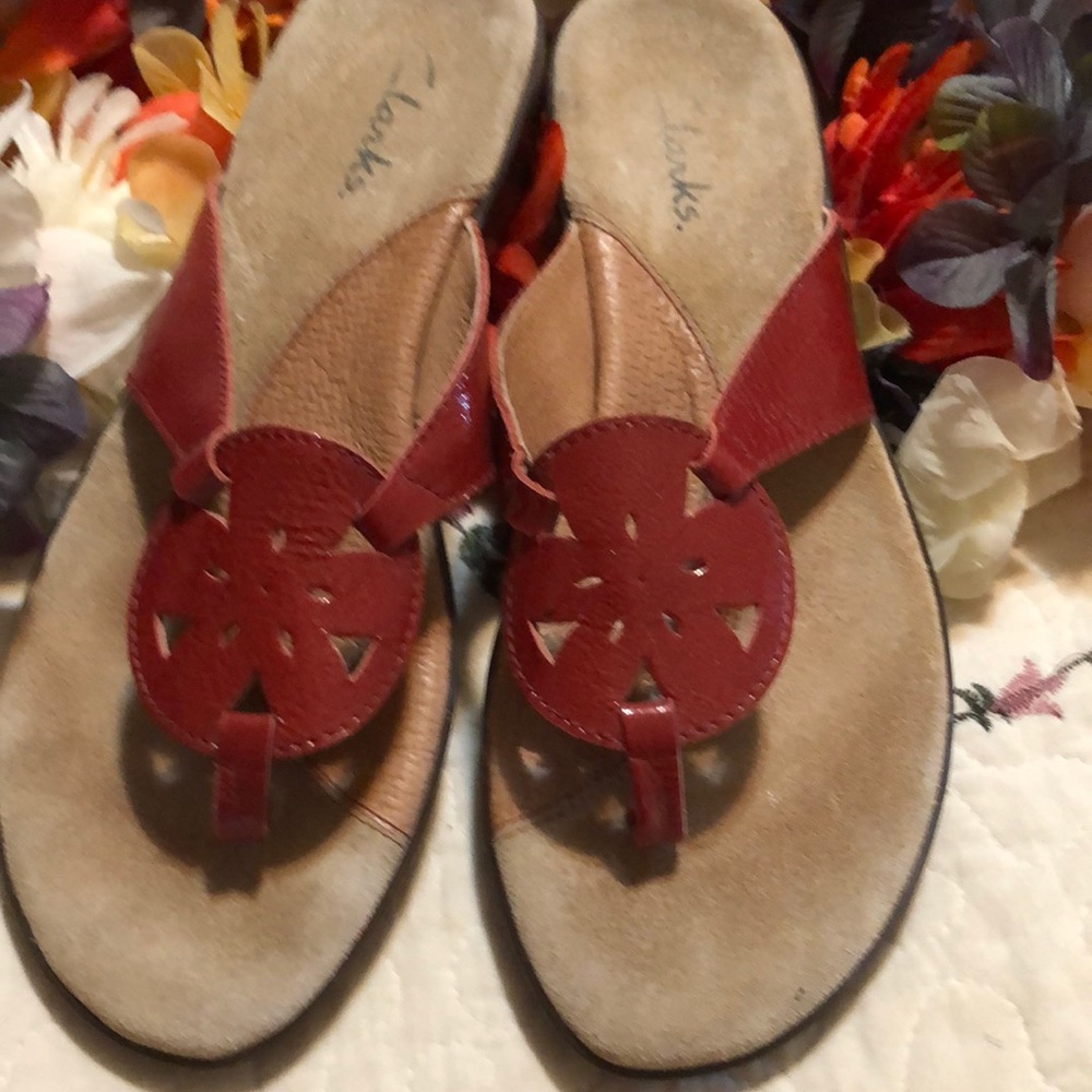Clarks flip flop style sandal size 7 1/2